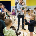 Dzieci i dorośli przygotowujące się do spektaklu teatralnego dla rodzin