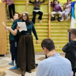Dzieci i dorośli aktorzy podczas prób do spektaklu Złota Rybka – teatr rodzinny w Białymstoku